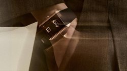 Audemars Piguet präsentiert die Neo Frame Jumping Hour: eine digitale Uhr im Retrodesign.