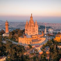 Die Kirche Sagrat Cor auf dem 512 Meter hohen Tibidabo, mit der Skyline von Barcelona.