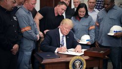Donald Trump: Der US-Präsident verkündete seinen Beschluss im Oval Office in Anwesenheit von Stahl- und Aluminiumarbeitern.