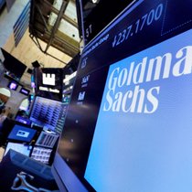 Brummende Geschäfte mit Aktienhandel und Börsengängen: Schriftzug von Goldman Sachs an der New Yorker Börse (Symbolbild).