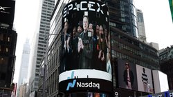Visuals von Elon Musk und SpaceX beim Nasdaq in New York.
