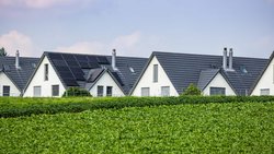 Wohnhäuser im Zürcher Unterland: Mit dem Systemwechsel zur Abschaffung des Eigenmietwerts dürfte die Spekulation mit selbstbewohntem Eigentum abnehmen.