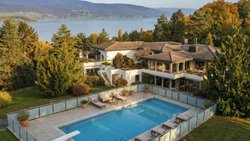 Die Villa liegt in Lüscherz, hoch über dem Bielersee.