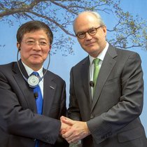 Ren Jianxin und Michel Demaré: Die Chefs sind sich über den Megadeal einig.Keystone
