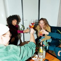 Bewusstes Trinken: Die gesundheitsbewusste Gen Z und die Millennials feiern auch gerne ohne Alkohol.