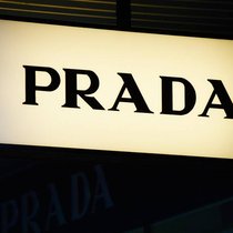 Prada-Logo an der Zürcher Bahnhofstrasse: Die Edelmarke zieht um. (Bild: Keystone)