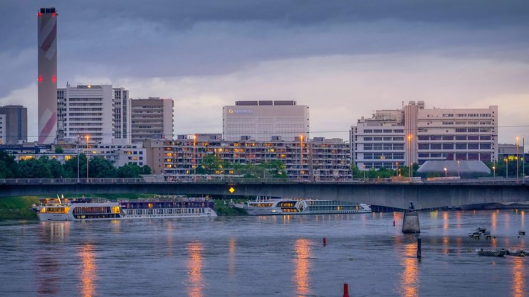Heizkraftwerk Volta (links) mit Novartis-Werksgelände in Basel.
