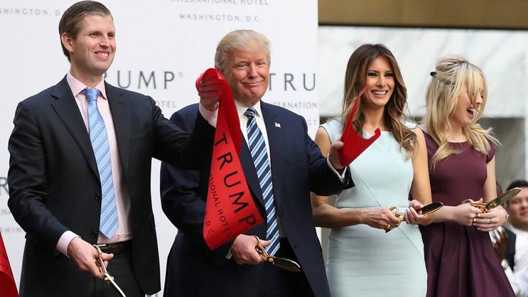 Donald Trump und Familie: Söhne Eric (re.) und Don werden die neuen Trump-Chefs. Keystone
