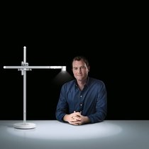 Jake Dyson mit seiner neusten Erfindung: Die Lampe, die sich auf ihren Besitzer einstellt.