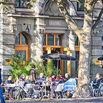 No Bank: Als Bankfiliale hat das Gebäude am Zürcher Helvetiaplatz ausgedient.Gerry Nitsch