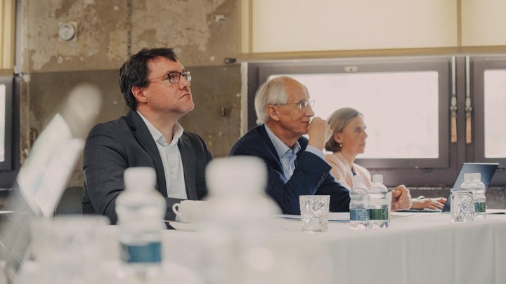 Das TKB-Team präsentiert eine Topflösung vor der Jury. Andreas Ritter (l.) ist Vorstand des Instituts für Vermögensaufbau.