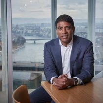 Vas Narasimhan: Der Novartis-CEO soll im amerikanischen KI-Unternehmen Anthropic einsitzen.