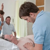 Physiotherapie in der Berner Klinik Montana: Die Rehaklinik im Wallis ist Spitzenreiter im diesjährigen Ranking.