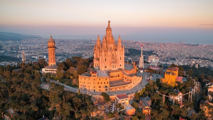 Die Kirche Sagrat Cor auf dem 512 Meter hohen Tibidabo, mit der Skyline von Barcelona.