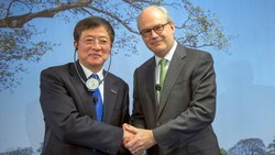 Cash-Rekord: ChemChina-Präsident Ren Jianxin (l.) und Syngenta-Präsident Michel Demaré. Keystone