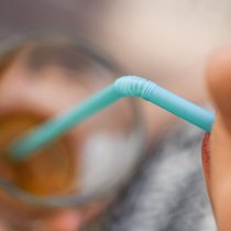 Plastik-Verbot: Strohhälme sollen in der EU bal nur noch aus Papier hergestellt werden.