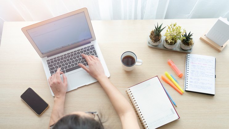 In Arbeits-Chats ist die Gefahr von Missverständnissen am grössten, da im geschriebenen Text Mimik und Körpersprache verloren gehen.