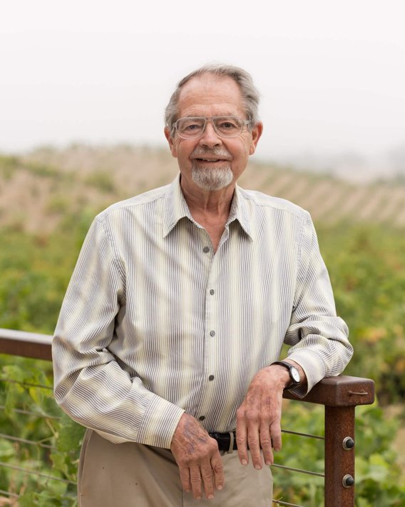 Paul Draper, Jahrgang 1936, prägte die Ridge Weingüter Monte Bello, Lytton Springs in Sonoma sowie Paso Robles als Chief Winemaker von 1969 bis 2016. Er erkannte das Potenzial pazifischer Kühle für eine perfekte Frucht und setzte auf Weine aus Einzellagen. Der emeritierte Ausnahme-Önologe gehört als Verwaltungsratsmitglied nach wie vor zum Ridge-Team.