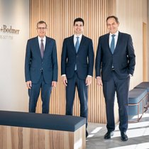 Simon Rahn (M.) hat seinem Vater Christian Rahn (l.) und seinem Onkel Peter Rahn zwei Jahre über die Schultern geschaut. Er ist zum Schluss gekommen, dass er alles genauso weitermachen will.