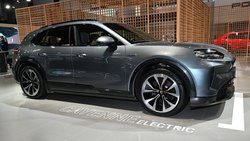 Die vollelektrische Variante des Porsche Cayenne SUV ist in drei Ausstattungsvarianten erhältlich (109'000–163'000 US-Dollar, ohne Sonderausstattung), die sich vor allem durch Leistungsmerkmale wie „Active Ride“ und Torque Vectoring bzw. ein sperrbares Hinterachsdifferenzial unterscheiden. 