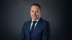 Philippe Amarante ist Head of Government Advisory von Henley & Partners, die Regierungen dabei berät, Vermögende als Einwohner zu gewinnen und einer privaten Klientel Aufenthaltsbewilligungen und Reisepässe vermittelt.
