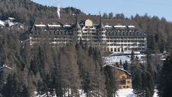 Mit Wellnessbereich: die Chesa Spuondas gleich unterhalb des Luxushotels Suvretta House