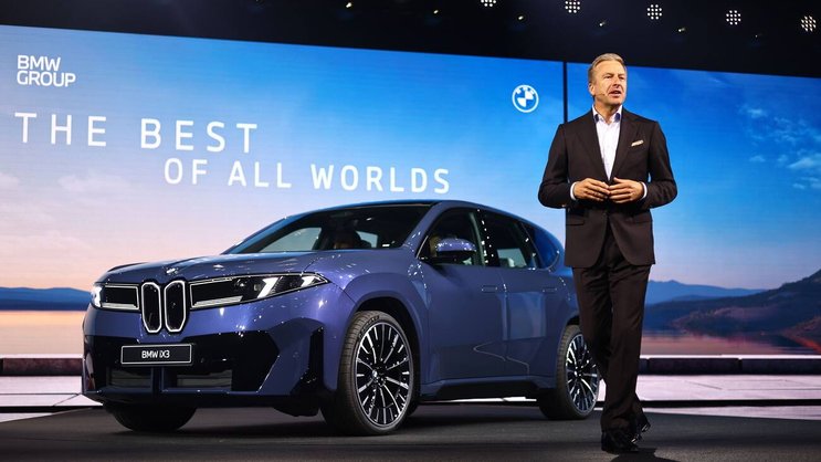 BMW-Chef Oliver Zipse präsentiert auf der IAA in München den neuen iX3. Der Wagen gilt als Schlüssel für BMWs künftigen Erfolg.