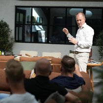 Brian Djernes ist Eigentümer und CEO von Cane-line, Ursprünglich lag der Fokus auf Outdoor-Möbeln, inzwischen produziert das Unternehmen auch Sitzmöbel für den Innenbereich und richtet ganze Büros, Kreuzfahrtschiffe, Restaurants und Hotels ein.