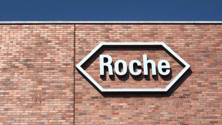 Das Roche-Logo an einem Gebäude beim Bahnhof Basel.
