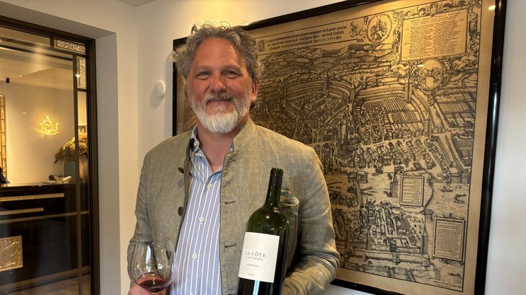 Axel Heinz präsentiert La Côte Lascombes aus Margaux. Der 2023er ist der erste Jahrgang des reinsortigen Merlot, der unter seiner Regie entstand.