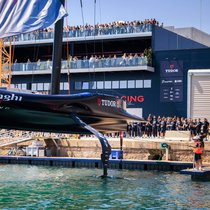 Nach grosser Inszenierung bei der Präsentation und nach der Taufe auf «BoatOne» wird das Rennboot des Schweizer Teams Alinghi Red Bull Racing im April in Barcelona ins Wasser gelassen.