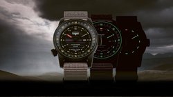 Die Stundenindizes der Uhr P68 Pathfinder Solar leuchten im Dunkeln.
