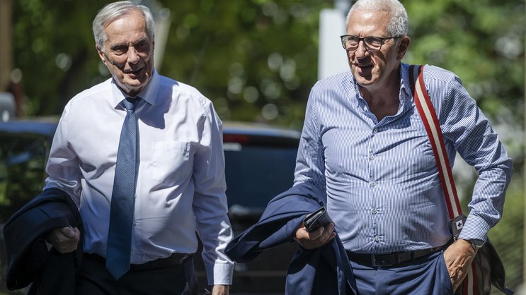 Der ehemalige Raiffeisen Chef Pierin Vincenz (r.) und Anwalt Lorenz Erni auf dem Weg zum Berufungsprozess vor dem Zürcher Obergericht Mitte August.