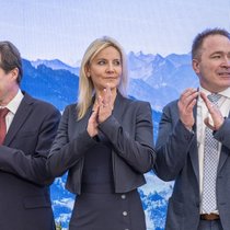 Die Nationalraete Thomas Aeschi, SVP-ZG, Celine Amaudruz, SVP-GE, und Michael Graber, SVP-VS, von links, applaudieren an der Delegiertenversammlung der SVP, am Samstag, 17. Oktober 2026 in Bulle. (KEYSTONE/Peter Schneider)