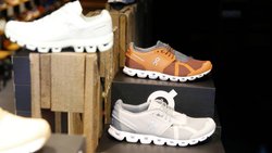 Die jüngste Debatte um Swissness löste die Schuhmarke On aus. Das Regelwerk wurde nun so angepasst, dass On das Schweizerkreuz zwischen «Swiss» und «Engineered» benutzen darf.