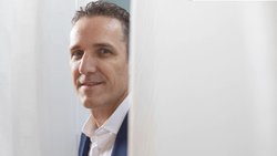 Gabriel Brenna, CEO von Raiffeisen Schweiz, will mit neuen Beratungscentern im Vorsorgemarkt punkten.Keystone