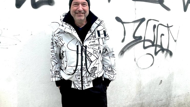 Donald Schneider gilt als der Erfinder der Kollaboration im Marketing. 2004 sorgte er als Global Creative Director für H&M für Furore mit der Kollaboration von H&M mit Karl Lagerfeld.