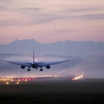 Flugzeug bei der Landung: Treibstoff-, Personal- und Wartungskosten befeuern die Ticketpreise.