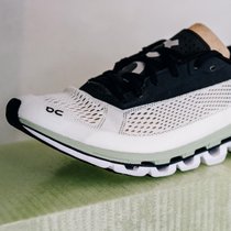 Charakteristisch für On-Schuhe sind die röhrenartigen Sohlensegmente.