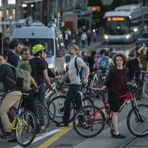 Je nach Ernährung für die Energiezufuhr schneidet das Velo auf längere Distanzen ökologisch gar nicht so gut ab: Velodemonstration «Critical Mass» in Zürich.