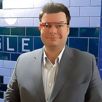 BILANZ-Redaktor Marc Kowalsky mit der Datenbrille.