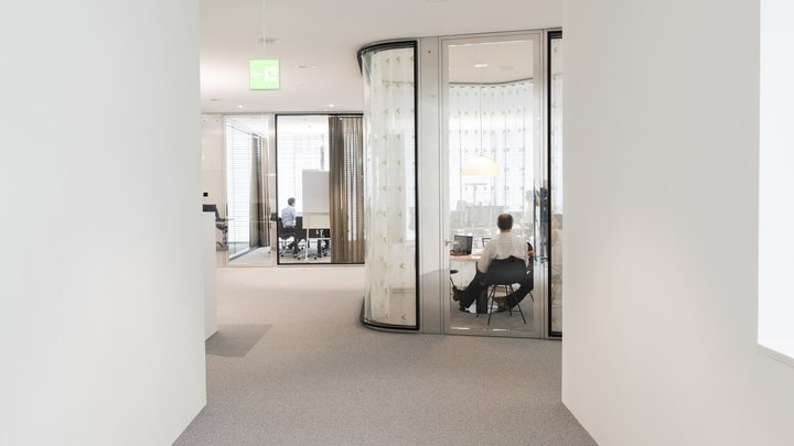 Offices in the building Swiss Re Next, the main building of reinsurance company Swiss Re in Zurich, Switzerland, pictured on May 29, 2018. Swiss Re Next by architectural firm Diener and Diener was completed in 2017 and the reinsurance company is planning more new buildings as well as renovations of its existing buildings for its corporate headquarters "Campus Mythenquai", thus centralizing its offices for all of Switzerlands Swiss Re employees. (KEYSTONE/Christian Beutler)