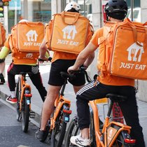 Lieferdienst Just Eat bringt nicht nur Pizzas und Burger, sondern neu auch Lebensmittel vom Supermarkt nach Hause.