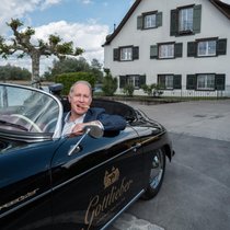 CEO Dieter Bachmann zeigt, wie man die Gottlieber Hüppen auch geniessen kann: im Firmen-Porsche direkt am Bodensee.