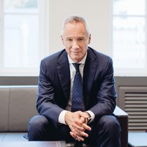 CEO Wilhelm Schmid ist ein passionierter Autofahrer und Uhrensammler.