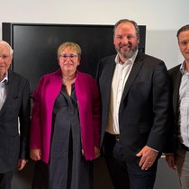 Sind sich einig geworden: Christoph und Rahel Blocher sowie Olivier Chuard und Yves Kilchenmann (v.l.n.r.).