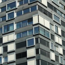 Ein Wohnhochhaus in der Stadt Zürich.
