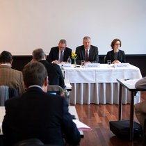Jahresmedienkonferenz: Economiesuisse-Präsident Heinz Karrer spricht an der Seite von Monika Rühl und Kommunikationschef Michael Wiesner.
