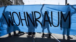 Demonstration für mehr Wohnraum in Zürich 2025: Stagnierter Wohnbau und zeitgleich mehr Zuwanderung führten von 2019 bis 2024 schweizweit zu einem grossen Wohnungsmangel.