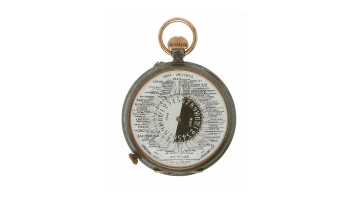 GMT avant la lettre: Taschenuhr «Hora-Universa», Schweiz, um 1880, mit Weltzeitindikation. Die seitliche Krone dient dem Stellen der drehbaren Tag-Nacht-Scheibe über dem Ortsverzeichnis. Lesebeispiel: Wenn die Kirchenglocken in Wien die volle Stunde um sechs Uhr abends schlugen, war es in Genf erst Viertel nach fünf.